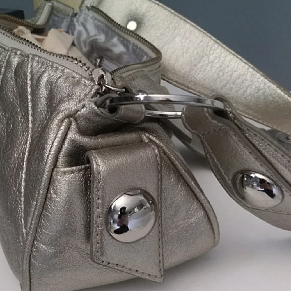 NWOT Guess Handbag. - Picture 6 of 7